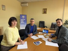 люди, кабінет, стіл, документи