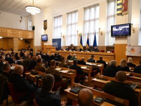 люди, приміщення, прапори, трибуна, вікна