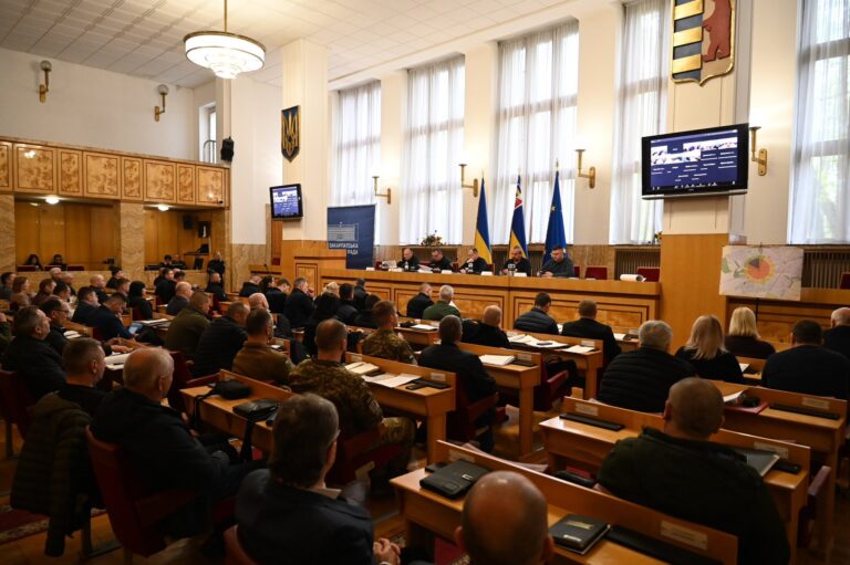 люди, приміщення, прапори, трибуна, вікна