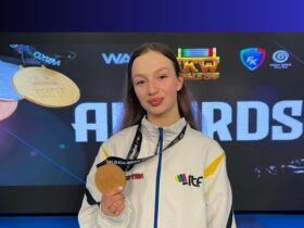 дівчина, нагорода