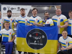 чоловіки, прапор, зал