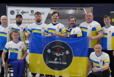 чоловіки, прапор, зал