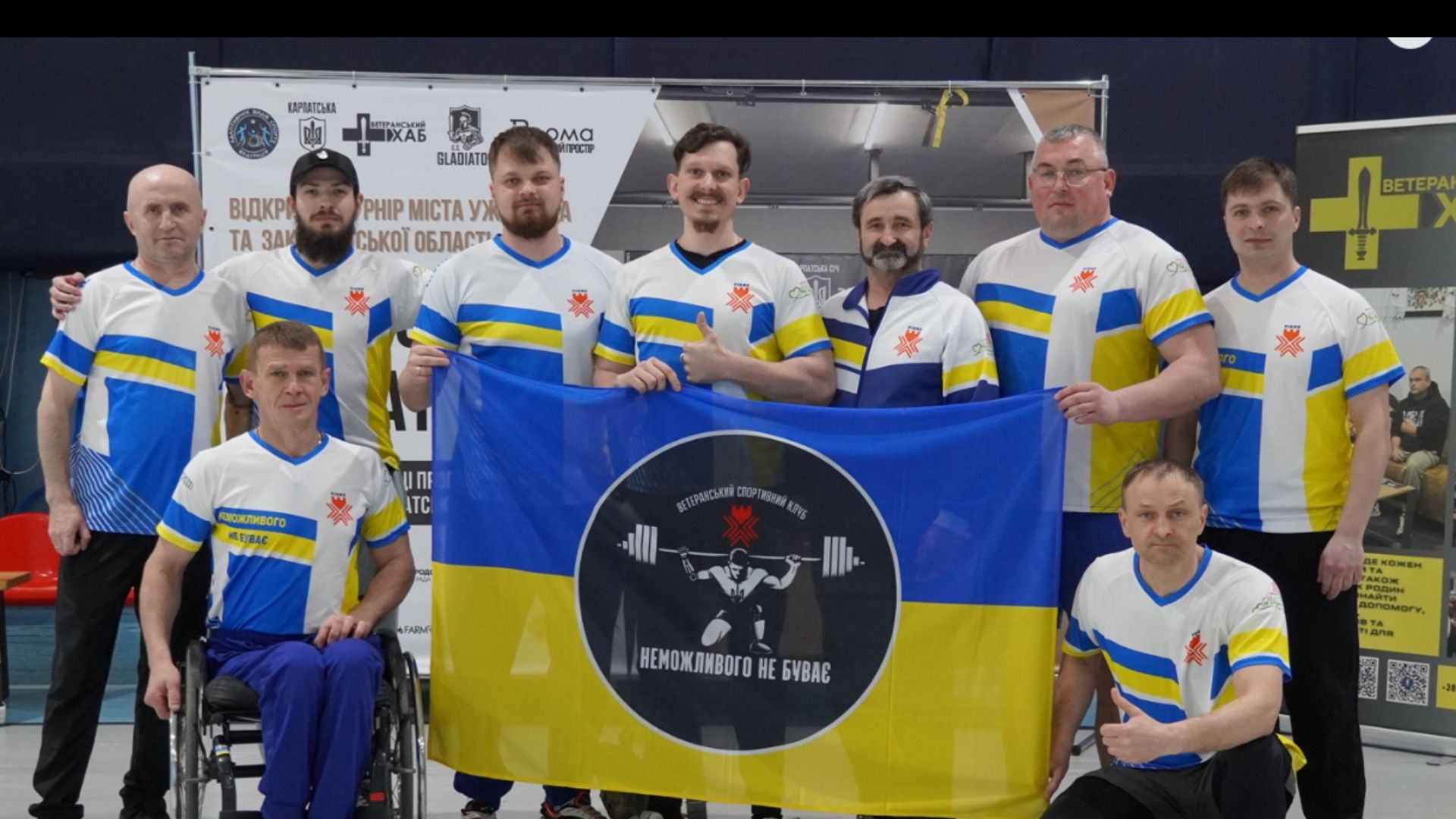 чоловіки, прапор, зал