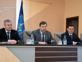 чоловіки, трибуна, прапор, приміщення