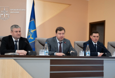 чоловіки, трибуна, прапор, приміщення