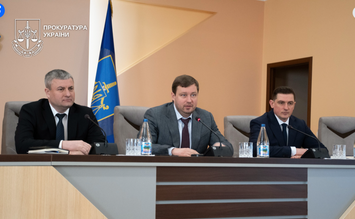 чоловіки, трибуна, прапор, приміщення