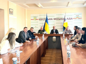 люди,столи, прапор, кабінет