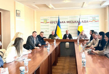 люди,столи, прапор, кабінет