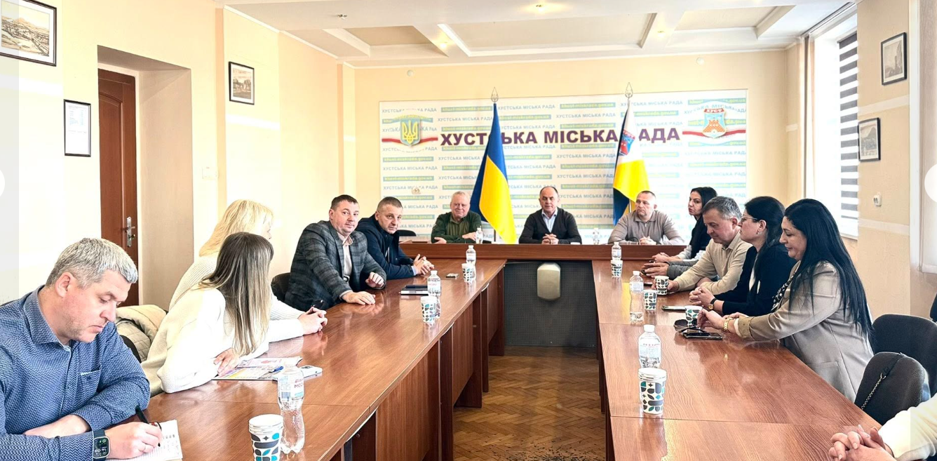 люди,столи, прапор, кабінет