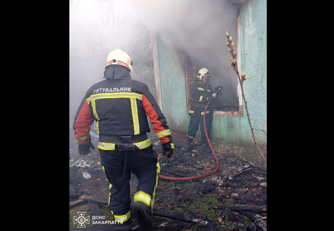 пожежники, дим, будівля