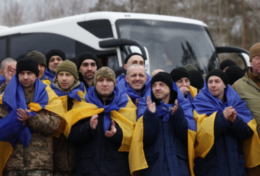 чоловіки, прапори, автобус