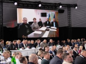 люди, приміщення, подія, єкран