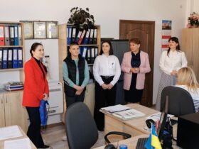 люди, кабінет, шафи, стіл