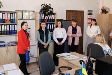 люди, кабінет, шафи, стіл