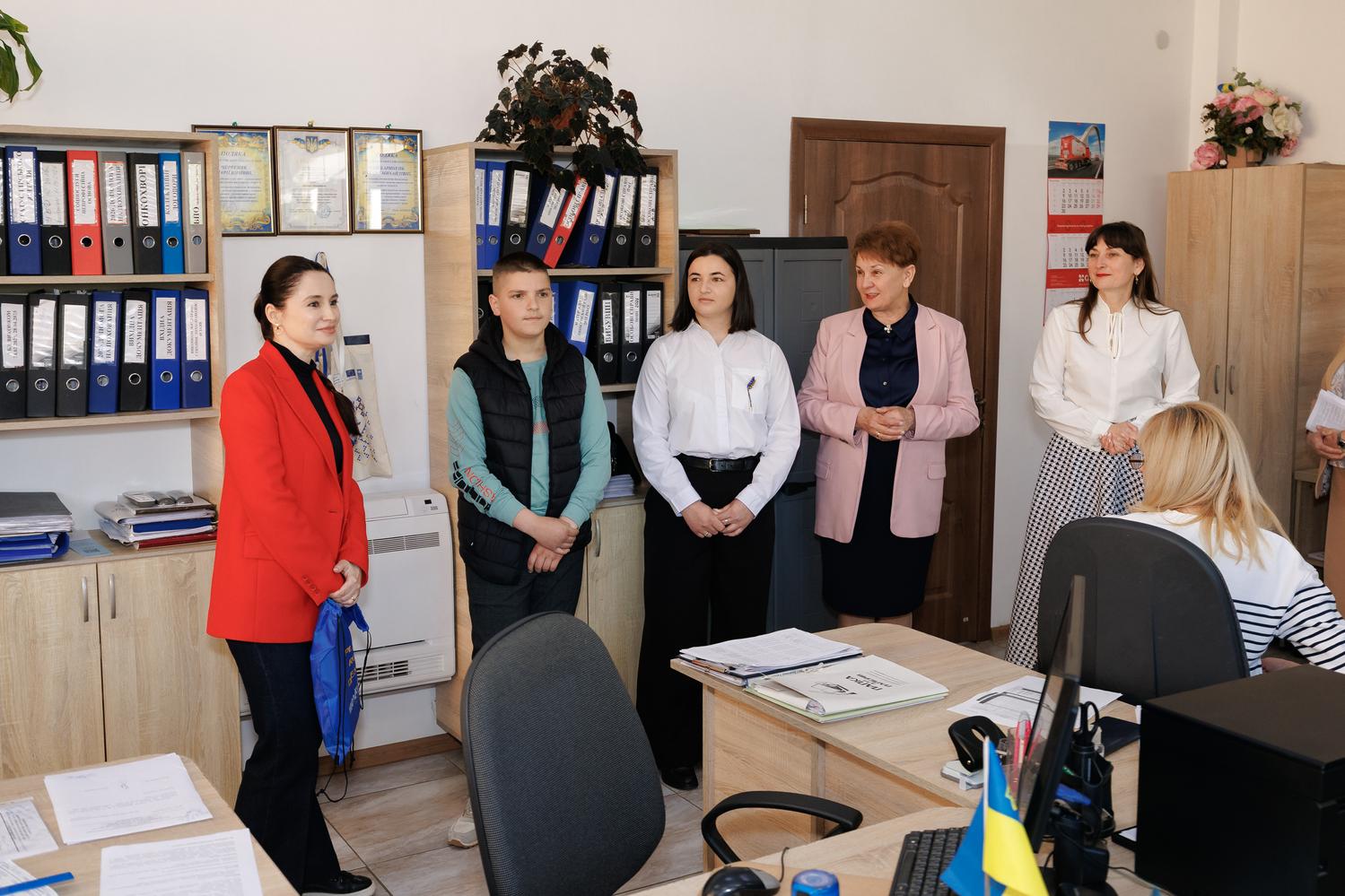 люди, кабінет, шафи, стіл