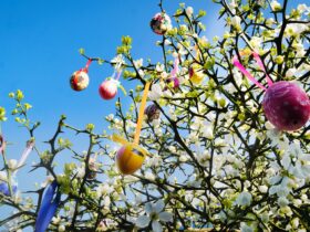 квіти, дерево, небо, писанки