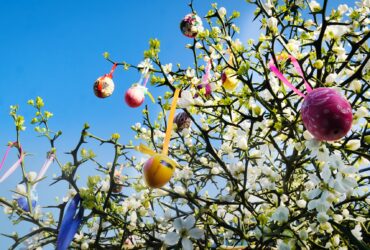 квіти, дерево, небо, писанки