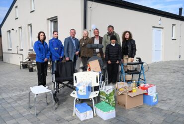 люди, будинок, пакунки