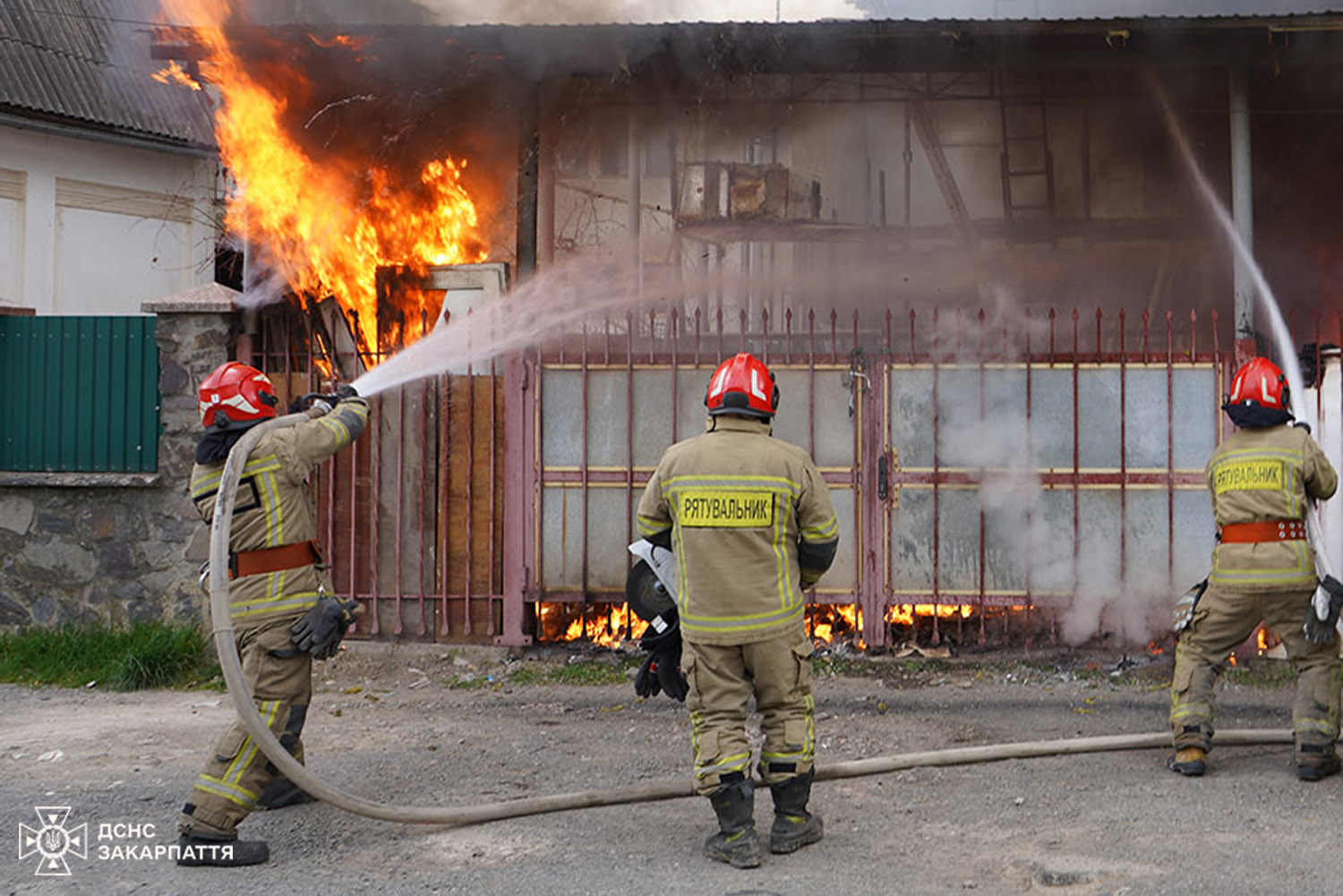 пожежники, вогонь, будівля, ворота