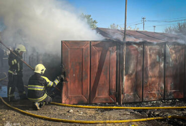 гаражі, дим, вогнеборці