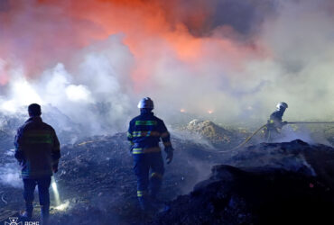 ніч, вогонь, дим, пожежники