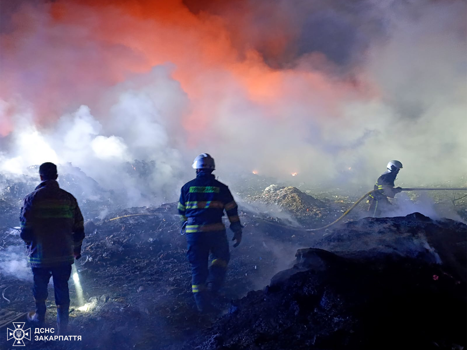 ніч, вогонь, дим, пожежники