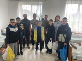 люди, приміщення, пакунки