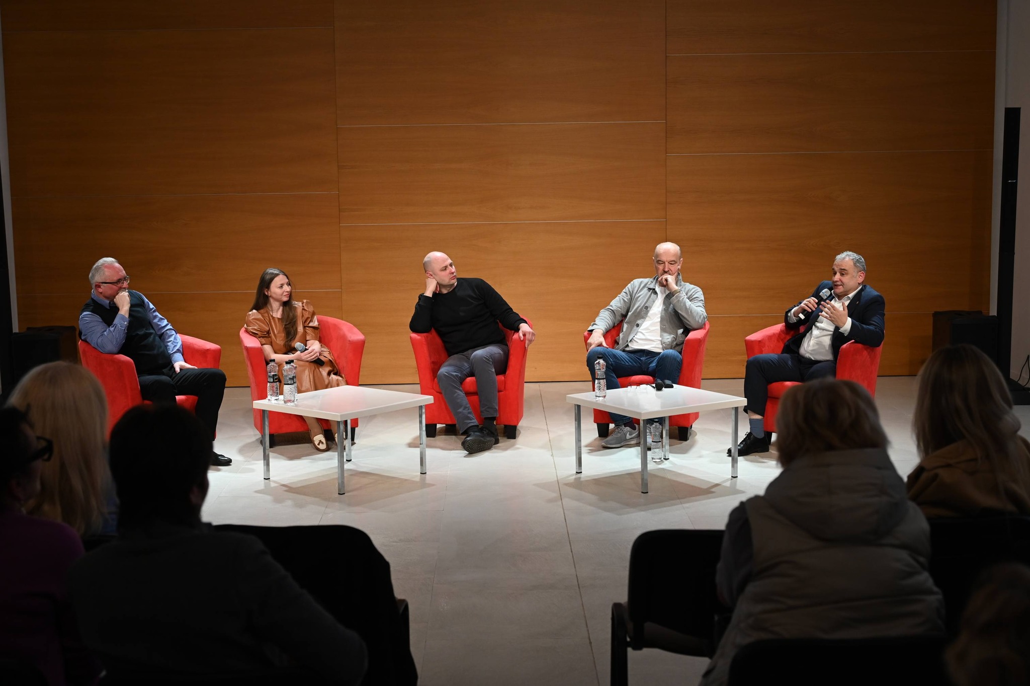 люди, приміщення, столики