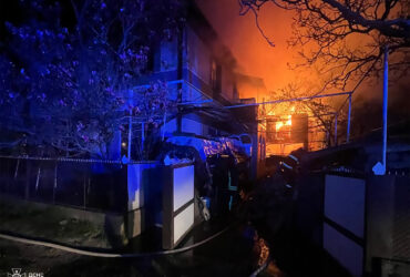 ніч, будинки, дим, вогонь