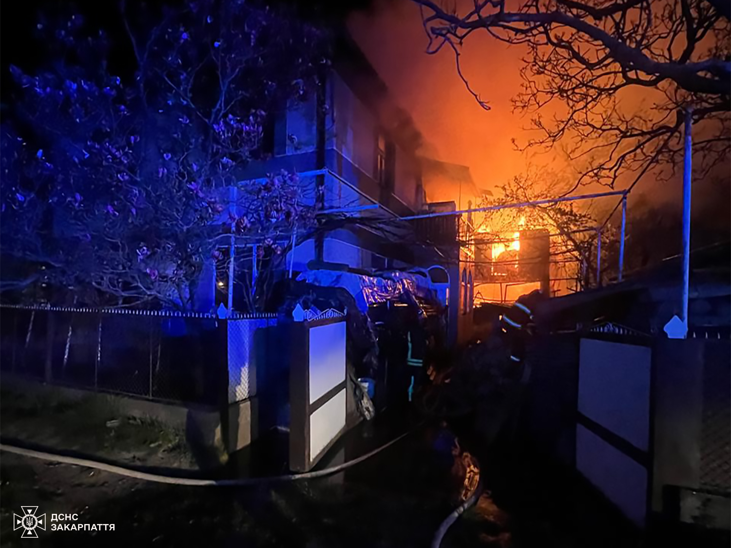 ніч, будинки, дим, вогонь