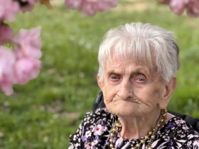 жінка, квіти, трава