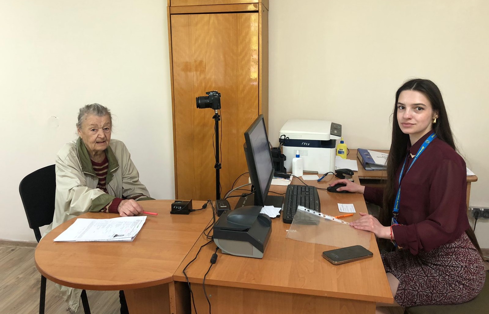 жінки, столи, кабінет