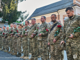 чоловіки, військові, майдан, будинок