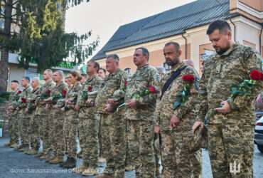 чоловіки, військові, майдан, будинок