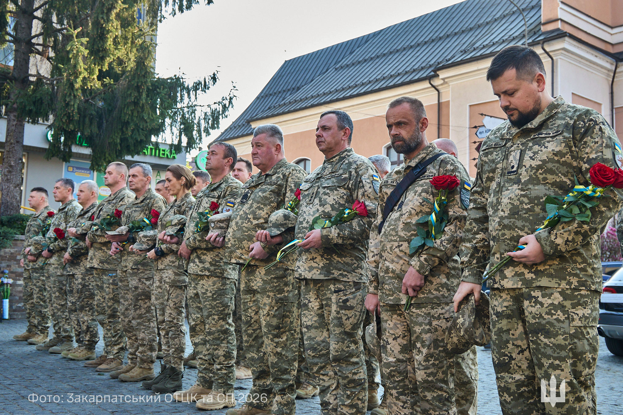 чоловіки, військові, майдан, будинок