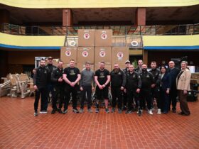 чоловіки, зал, пакунки