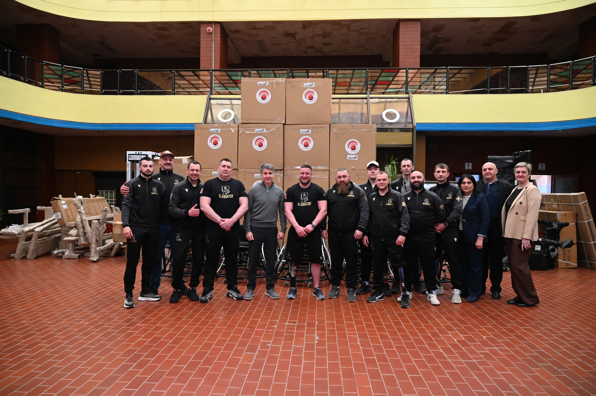 чоловіки, зал, пакунки