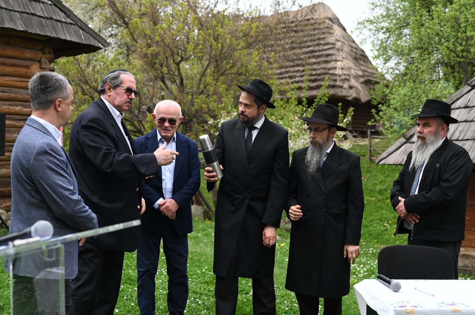 люди,дерева, споруда