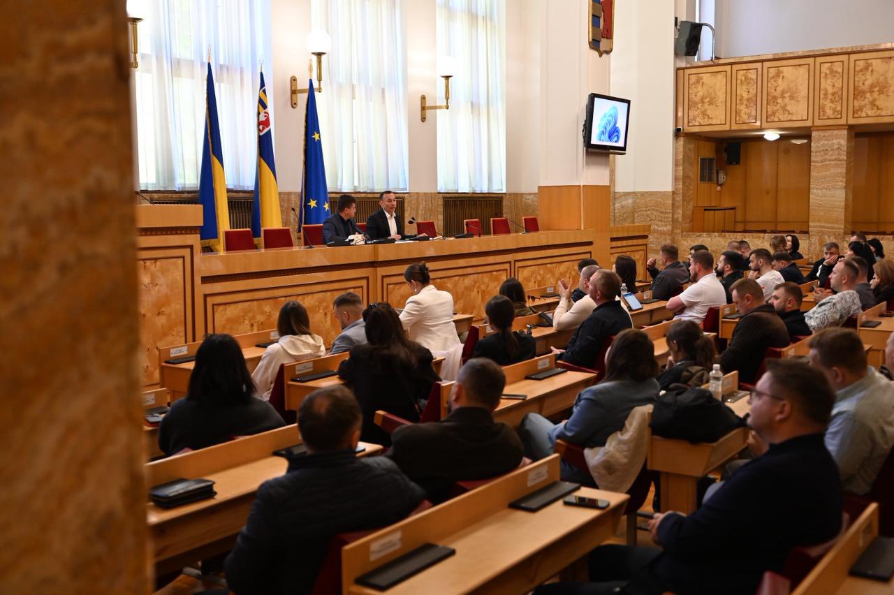 зал, люди, трибуна, прапори