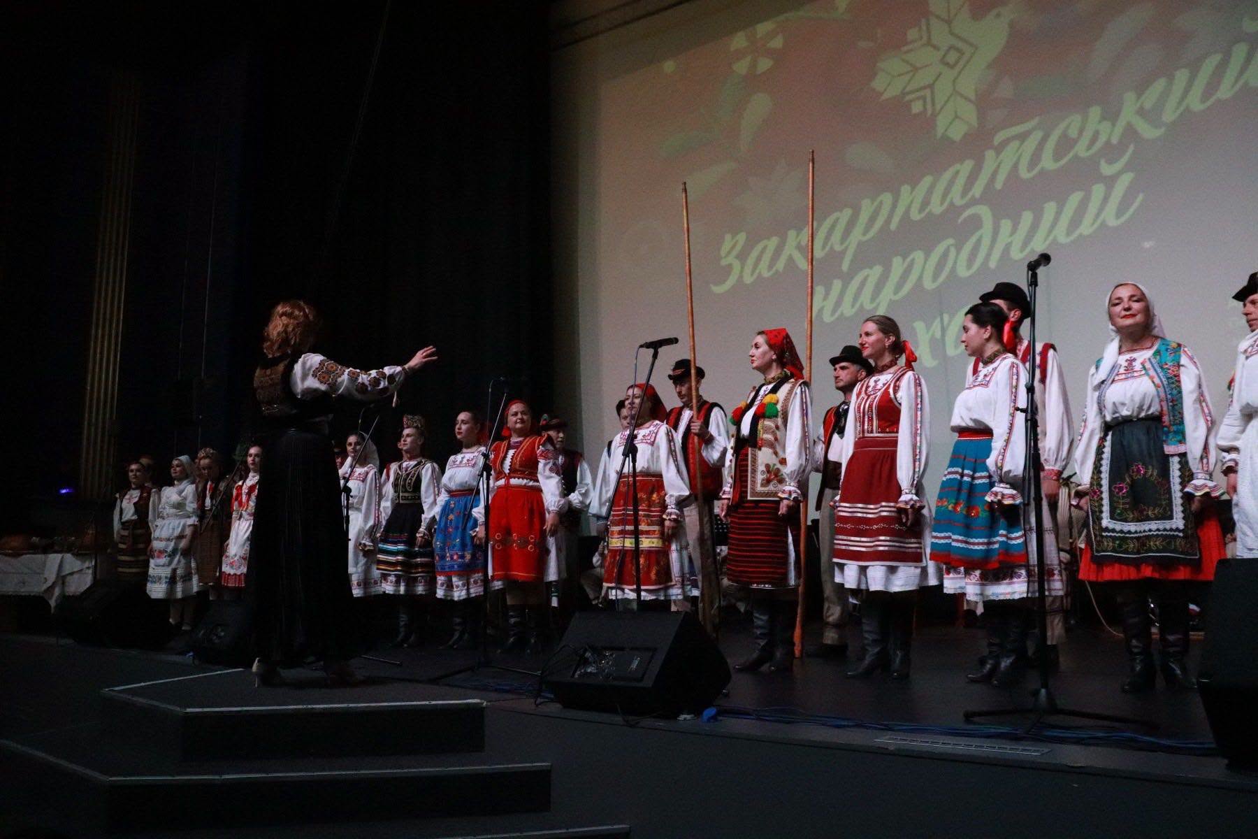люди, сцена, мікрофони