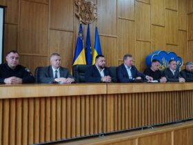 чоловіки, приміщення, трибуна, прапори