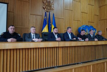 чоловіки, приміщення, трибуна, прапори