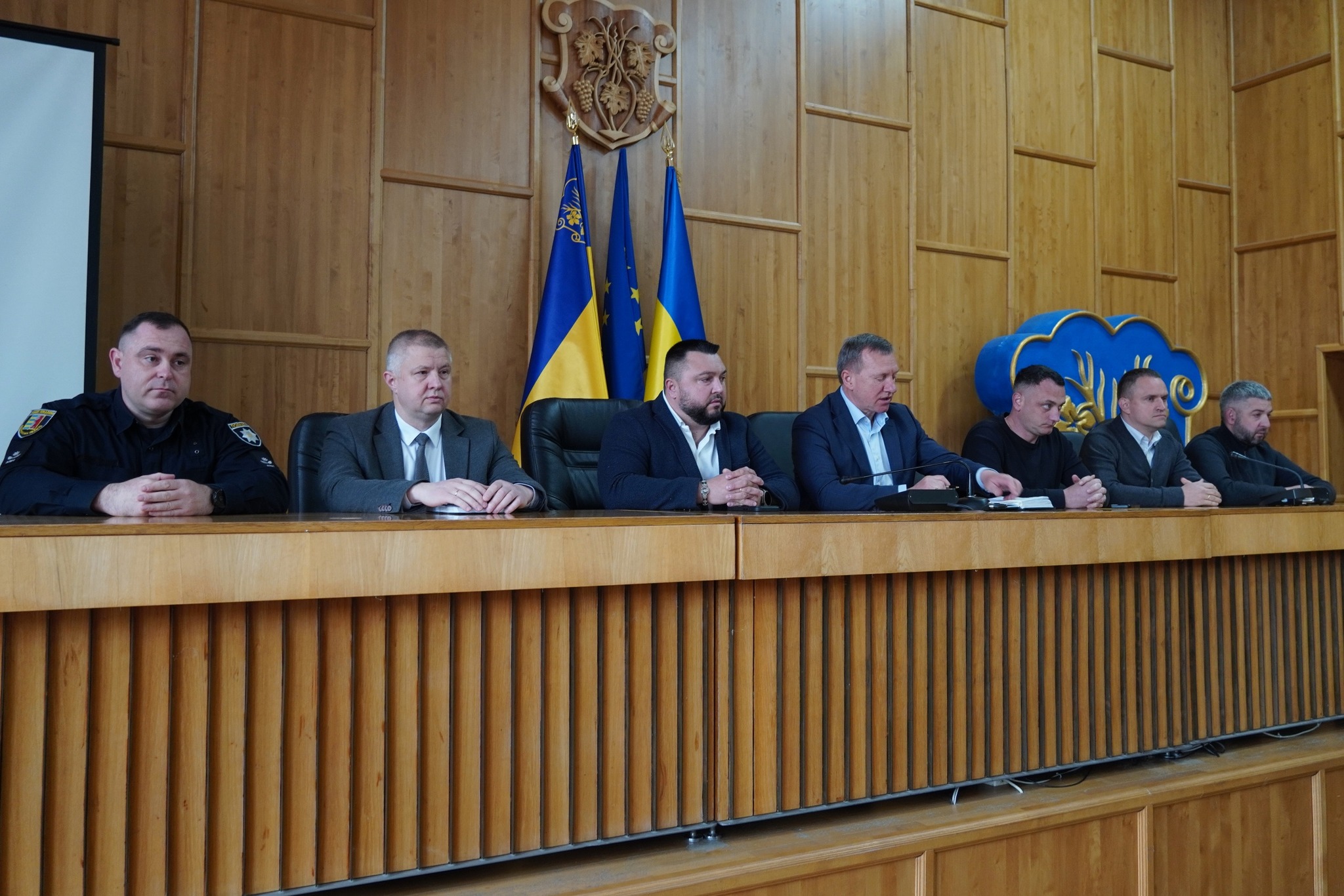 чоловіки, приміщення, трибуна, прапори