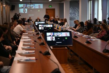 люди, зал, столи, монітори, подія