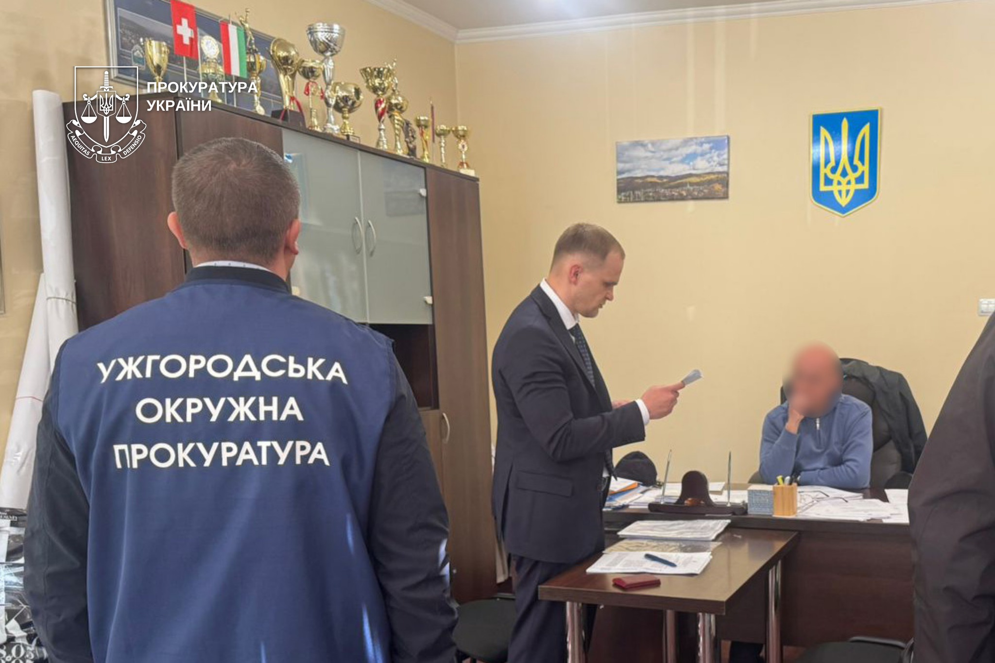 чоловіки, кабінет, столи, шафа