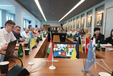 люди, приміщення, столи, монітори