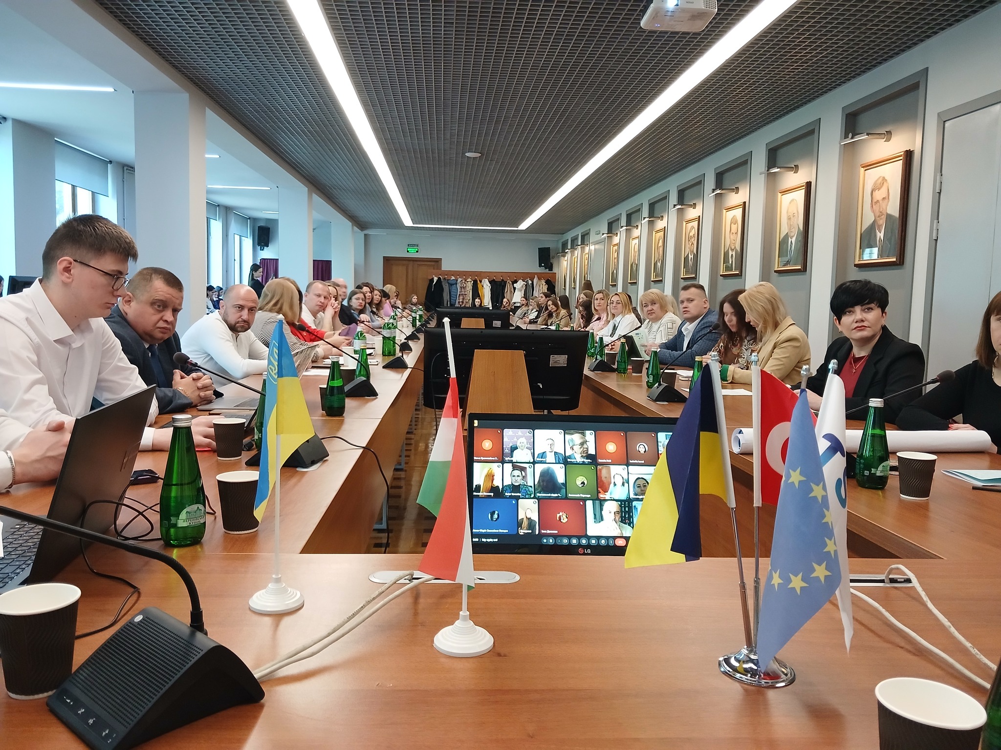 люди, приміщення, столи, монітори