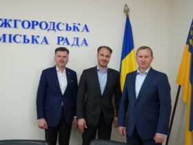 чоловіки, прапори, урочистість