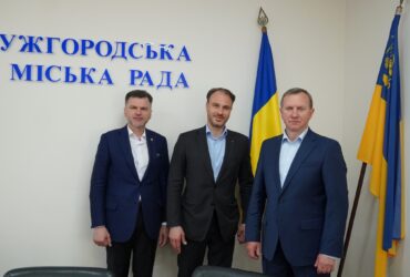 чоловіки, прапори, урочистість