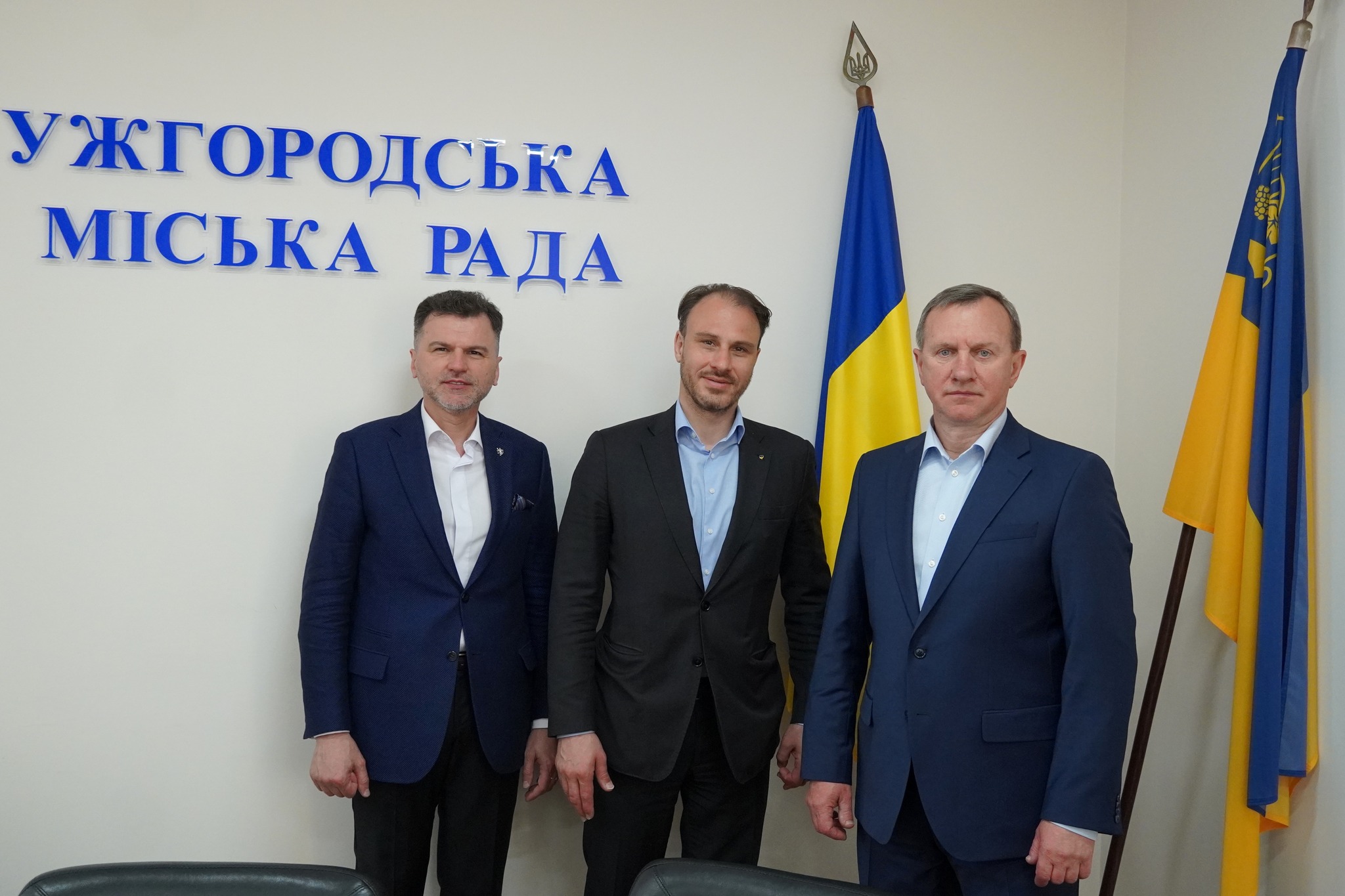 чоловіки, прапори, урочистість